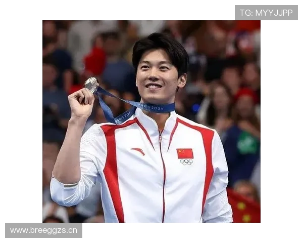 刷到汪顺逛街推娃那张图，手上那块名表比我月薪还扎眼